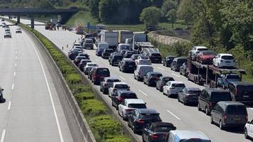 Auto brennt auf der A7 aus: Nach Vollsperrung fließt der Verkehr wieder