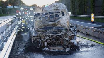 BMW geht auf A25 in Flammen auf – Pkw brennt komplett aus
