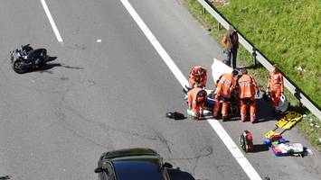 Biker schwebt in Lebensgefahr – Schaulustige tummeln sich auf Brücke