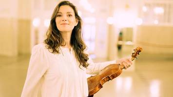 janine jansen und die camerata salzburg fackeln die elbphilharmonie ab – quasi