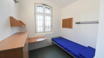 in gefängniszelle in hamburg: vollzugsbeamte entdecken 400 kilo lebensmittel