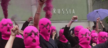 proteste, politik und provokation: die biennale gerät zum schauplatz der konflikte