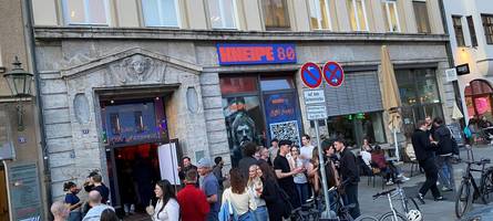 erster abend, volles haus: kneipe 80 startet am freitag in augsburg