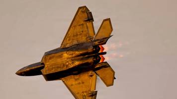 der 334.000.000 dollar teure f-22 raptor wurde bei Übung von einem us-navy-jet abgeschossen