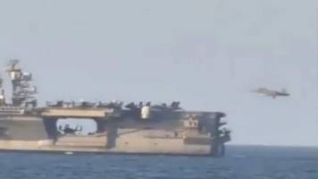 der 6,8 milliarden dollar teure flugzeugträger uss abraham lincoln wurde bei einer flugoperationen von matrosen gefilmt