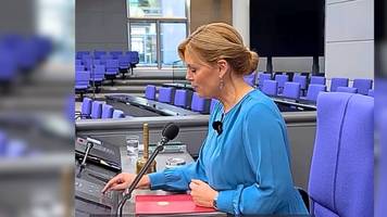 seltener einblick: klöckner zeigt ihr „cockpit” im bundestag