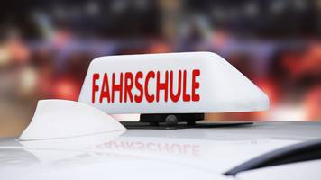 25-Jährige fällt viermal durch Führerscheinprüfung – dann holt sie sich für 1050 Euro Hilfe
