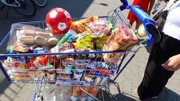 bei netto: paar mit vollem einkaufswagen scannt an der sb-kasse nur packung hefe – wird gestoppt