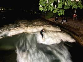 münchner eisbachwelle: surfer halten sich nicht an die regeln