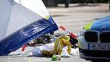 schwerer unfall: lkw-fahrer überfährt radfahrerin - frau stirbt