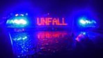 unfälle: auto überschlägt sich - fahrer schwebt in lebensgefahr