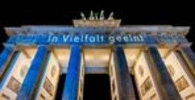 Wahrzeichen: Brandenburger Tor leuchtet am Europatag in EU-Farben