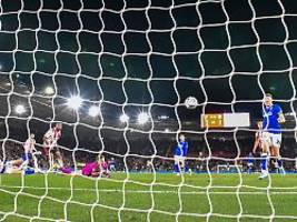 Vor Aufstiegsduell in England: Fußball-Spion sitzt in Gebüsch und dreht verbotenes Video