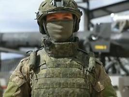 Vorstellung während Siegesparade: Russland präsentiert erstmals seine neue Turbo-Drohne