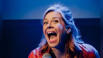laura brümmer hat andere stärken als das gespräch mit dem publikum