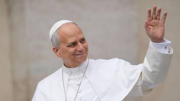 doku zeigt papst leo xiv. in sneakern – und das netz rastet aus