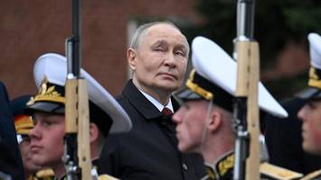 parade „light“ statt panzerkolonnen: putin prahlt im schatten der drohnenangst
