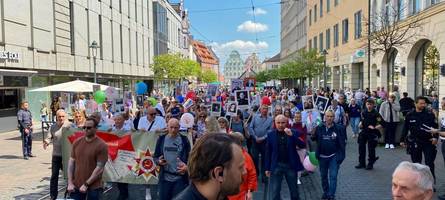 120 Russen ziehen durch Augsburgs Innenstadt, 150 Ukrainer halten dagegen