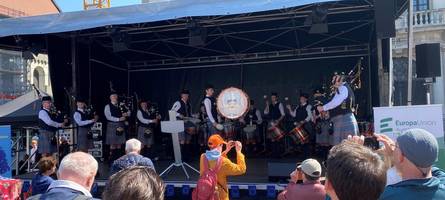 warum männer im schottenrock in augsburg vor dem rathaus musizieren