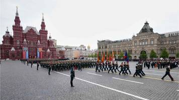 45 Minuten, keine Panzer, keine Raketen: Putins Mini-Parade