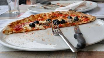 teilen von gerichten wird teuer: eine pizzeria verlangt 11 euro für einen leeren teller