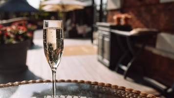 wie lange ist sekt haltbar? einfach erklärt