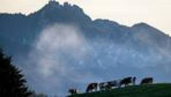 chiemgauer alpen: zwei kinder verlaufen sich bei wanderung in den bergen