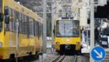 Unfall: Auto stößt mit Straßenbahn zusammen: Einsatz in Stuttgart