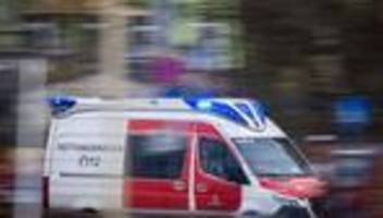 Vorfahrt genommen: Von Autofahrerin übersehen – Motorradfahrer schwer verletzt