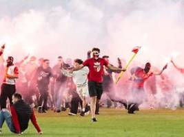 Eklat im Prager Derby: Slavia-Fans drehen durch und verhindern eigene Titelparty