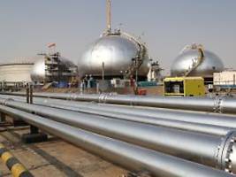 Saudi-Konzern leitet Öl um: Aramco: Weltmarkt fehlt eine Milliarde Barrel Öl