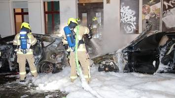 brandanschlag in neukölln? zwei autos komplett ausgebrannt