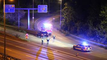 Autofahrer auf Abwegen: Pkw prallt auf der Stadtautobahn gegen Fahrbahnteiler