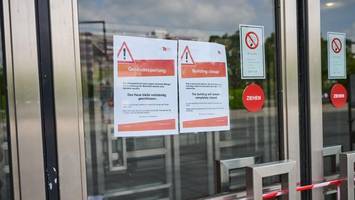 Hauptgebäude der TU mit Flatterband abgesperrt – wie geht es weiter?