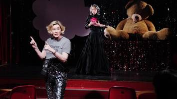 Patriarchatskritik mit riesigem Teddybär: „Not fuckable“