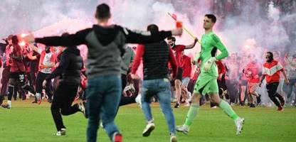 Tschechien: Slavia-Prag-Fans stürmen Platz und verhindern Meisterfeier