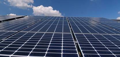 Hessen: Dach-Solaranlage von der Größe eines Fußballfeldes brennt ab