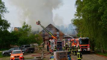 großeinsatz in travenbrück: ehemaliges bauernhaus in flammen