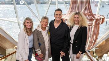 Hamburger Stardesigner überrascht Taufpatinnen der neuen „Mein Schiff Flow“