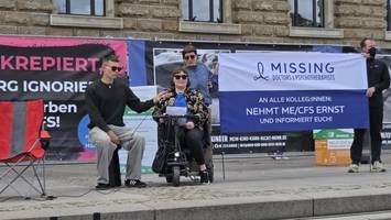 me/cfs: erkrankte Ärztin hält bewegende rede bei demo auf hamburger rathausmarkt