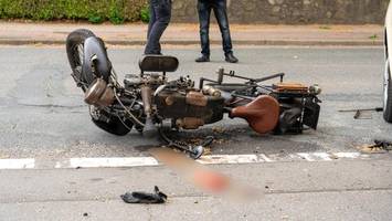Oldtimer-Motorrad und Taxi kollidieren – Fahrer schwer verletzt