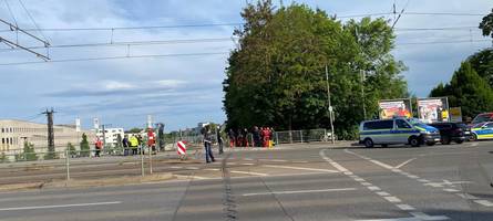 großeinsatz an der gögginger brücke: polizei rückt wegen person in psychischem ausnahmezustand aus