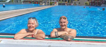 Saisonauftakt im Augsburger Familienbad: Auch ein Internetstar schaut vorbei
