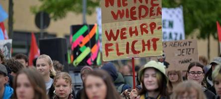 Anti-Wehrpflicht-Demo in München: Polizei setzt Schlagstöcke ein