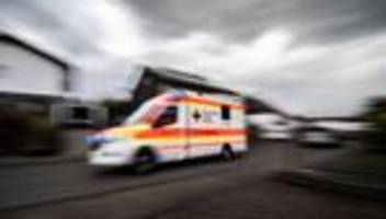 unfälle: auto auf falscher spur – postfahrzeug rutscht böschung hinab