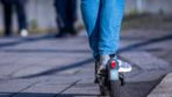 unfälle: e-scooter-fahrer fährt gegen fahrradfahrer und flüchtet