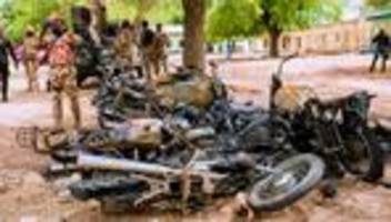 luftangriffe in nigeria: 100 menschen in nigeria durch militärangriffe und bandengewalt getötet