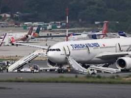 brennender reifen: turkish-airlines-flugzeug nach landung in nepal evakuiert