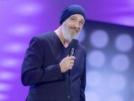 comedian ist zufrieden: torsten sträter nach tumorerkrankung zurück auf der bühne
