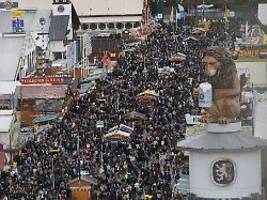 Wiesn soll kein Ballermann sein: Münchner Oktoberfest verbietet Schampus-Duschen